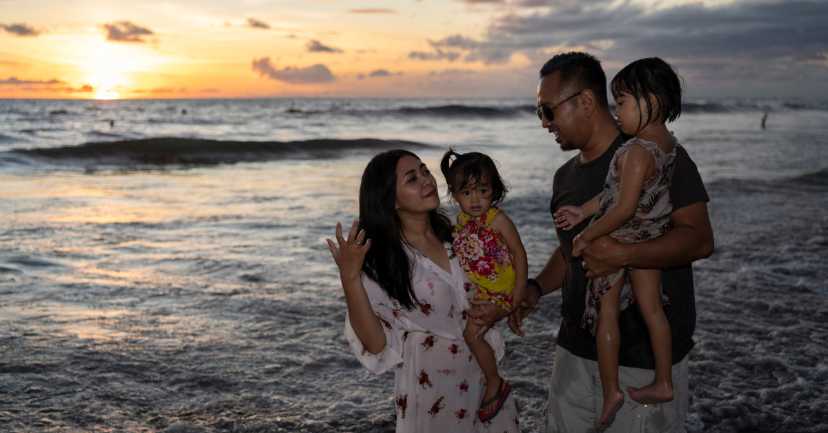 Keluarga di pantai di Bali